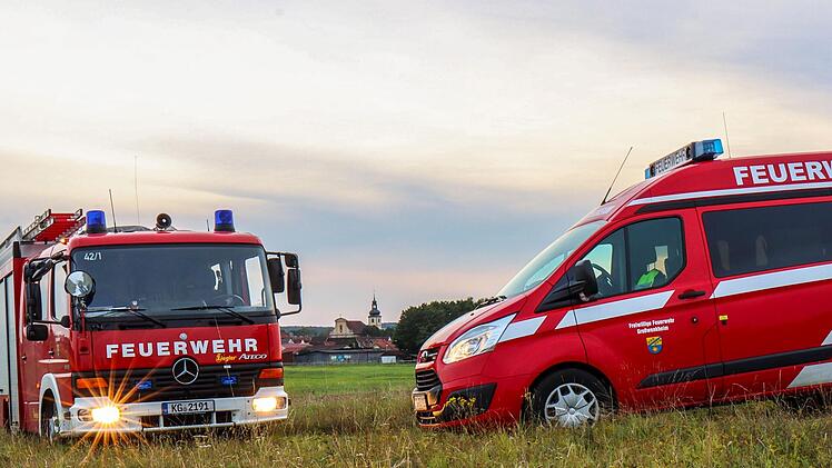 Die  beiden Fahrzeuge der Großwenkheimer Wehr nahe dem Dorf. Weil Buben vor 150 Jahren außerhalb des Dorfes gezündelt hatten und das Feuer beinahe auf die Bebauung übergegriffen hätte, wurde damals die Feuerschutzmannschaft gegründet. Foto: Pius Rink