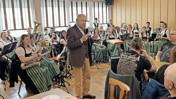 Musikverein Stangenroth im Hintergrund; Johann Böhm Landtagspräsident a.D.