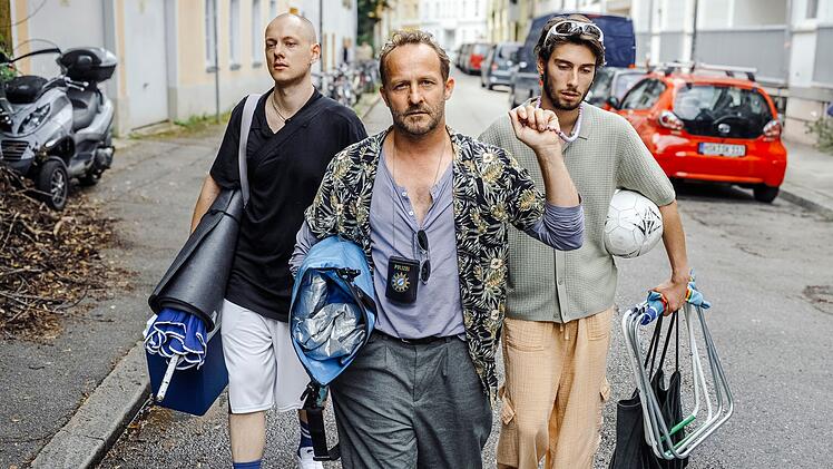 Stadtsheriff Eddie Kolozecik (Maximilian Br&uuml;ckner, Mitte) hat die zwei Drogendealer Moritz (Emil Vorbrugg, links) und Max (Julian Baschab) festgenommen. Ob das f&uuml;r die ersehnte Bef&ouml;rderung reicht?