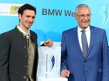 Auch 2026 wird wieder in acht Kategorien der Bayerische Sportpreis vergeben. Vorsitzender der Jury ist der Staatsminister Joachim Herrmann (rechts, Archivbild mit Felix Neureuther).