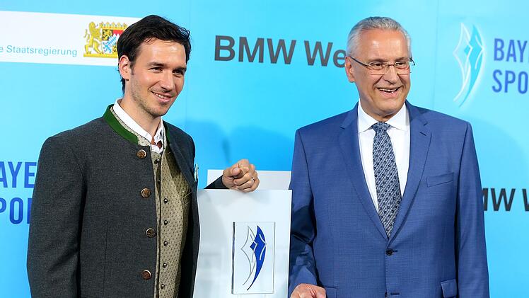 Auch 2026 wird wieder in acht Kategorien der Bayerische Sportpreis vergeben. Vorsitzender der Jury ist der Staatsminister Joachim Herrmann (rechts, Archivbild mit Felix Neureuther).