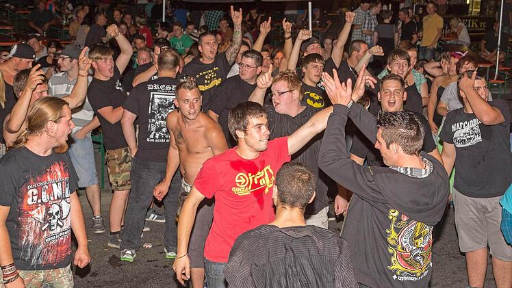Die Fans waren begeistert beim "Long Night Rock Festival" auf der Michelauer Kirchweih.