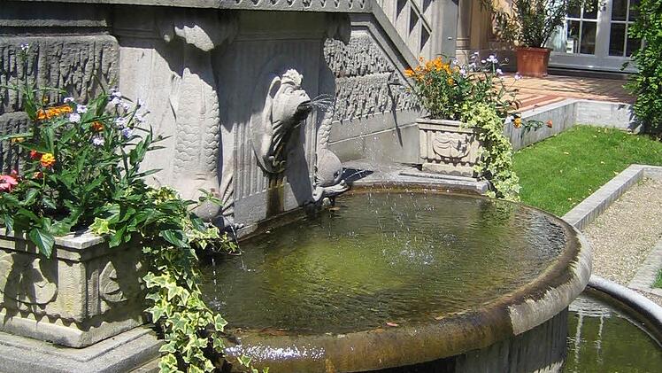 Besonders dekorativ ist der Zierbrunnen auf der Westseite des Schmuckhofes.