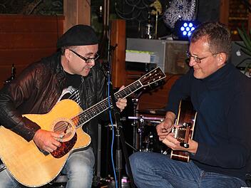 Beim Benefizkonzert im Stübental, mit dessen Erlös die "Humanitäre Hilfe" um Tom Sauer einer in Not geratenen Familie helfen will, waren auch Tom Benson (links) und Thomas Schaller dabei.  Foto: Rainer Glissnik