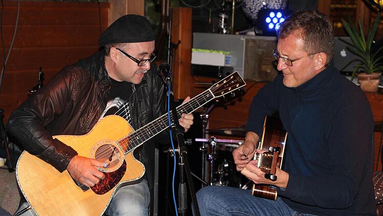 Beim Benefizkonzert im Stübental, mit dessen Erlös die "Humanitäre Hilfe" um Tom Sauer einer in Not geratenen Familie helfen will, waren auch Tom Benson (links) und Thomas Schaller dabei.  Foto: Rainer Glissnik