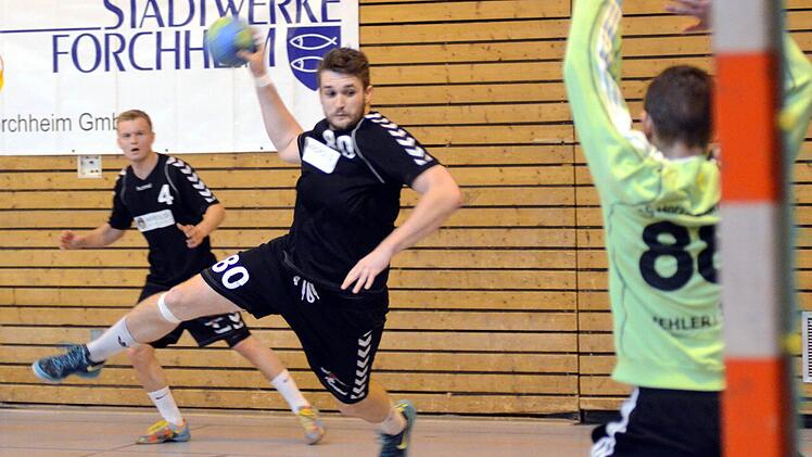 Flugeinlage: Christian Fürch steuerte drei Treffer zum hart erkämpften Sieg des HC Forchheim beim SV 08 Auerbach II bei und zeigte wie der Rest der Mannschaft großen Einsatzwillen. Foto: heropress/Archiv
