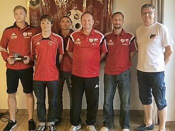 Trainer Rainer Käb (Mitte) wurde vom SC Maroldsweisach/HSV Altenstein verabschiedet. Mit im Bild (von links) Torschützenkönig Carlos Hennig, Johannes Bätz (zweite Mannschaft), Marco Prediger (Co-Trainer), Bernd Berwind (erste Mannschaft) und Thomas Sauer (Sportvorstand). Foto: Wolfgang Dietz