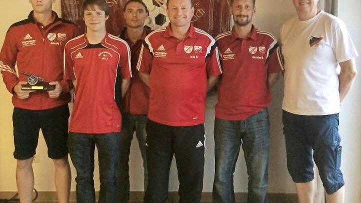 Trainer Rainer Käb (Mitte) wurde vom SC Maroldsweisach/HSV Altenstein verabschiedet. Mit im Bild (von links) Torschützenkönig Carlos Hennig, Johannes Bätz (zweite Mannschaft), Marco Prediger (Co-Trainer), Bernd Berwind (erste Mannschaft) und Thomas Sauer (Sportvorstand). Foto: Wolfgang Dietz