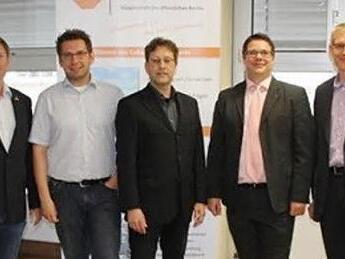 Kreishandwerksmeister Jens Beland mit den Vertretern der Kooperationspartner (von links): Harald Schubert von der Initiative Gesunder Betrieb gGmbH, Rechtsanwalt Gerold Gebhard, Uwe Leidinger von der AOK Bayern - Direktion Coburg und Ulrich Kunze von der Creditreform Bamberg-Coburg-Gera Titze KG.  Foto: KHS
