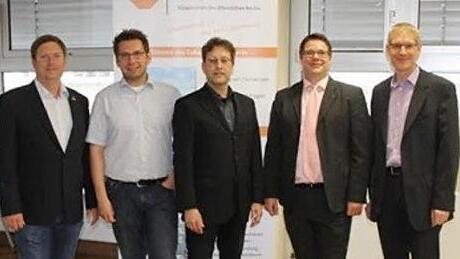 Kreishandwerksmeister Jens Beland mit den Vertretern der Kooperationspartner (von links): Harald Schubert von der Initiative Gesunder Betrieb gGmbH, Rechtsanwalt Gerold Gebhard, Uwe Leidinger von der AOK Bayern - Direktion Coburg und Ulrich Kunze von der Creditreform Bamberg-Coburg-Gera Titze KG.  Foto: KHS