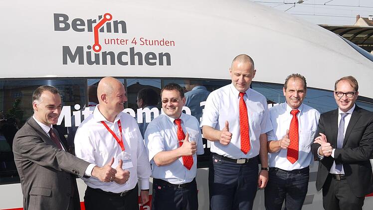 Bahn-Vorstand Berthold Huber (links) und Verkehrsminister Alexander Dobrindt (rechts) rahmen die Verantwortlichen der Testfahrt ein. Foto: Berthold Köhler