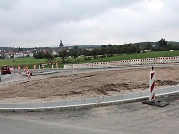 Der Kreisverkehr und der nahe Pendlerparkplatz sind zwei Meilensteine der Entwicklung im Forchheimer Stadtteil Kersbach.  Foto: Josef Hofbauer