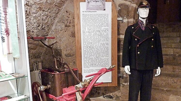 Die Geschichte der Feuerwehr war schon immer gern Stoff für Ausstellungen, wie hier im Herzogenauracher Stadtmuseum über die Anfänge der Wehr und die Feuerlöschordnung.  Foto: FT-Archiv