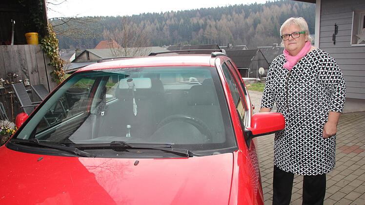 Auf  Ihren 18 Jahre alten VW Polo ist Christel Fehn-Maisel angewiesen, um zum Beispiel zu Fachärzten nach Kronach oder Sonneberg zu kommen. Foto: Andreas Schmitt
