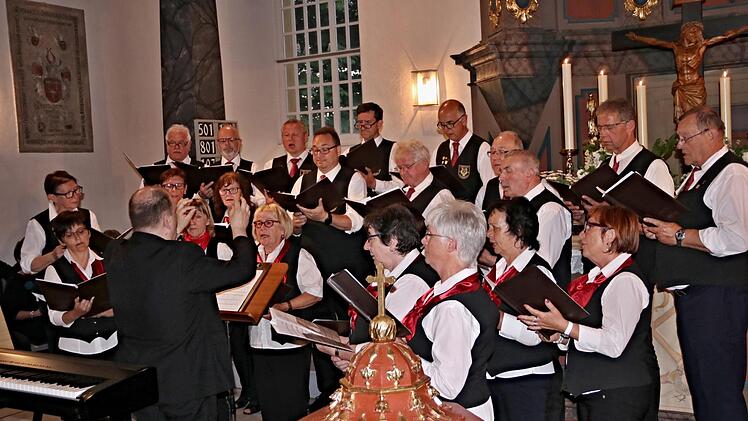 Der gemischte Chor der "Sängerlust" Reckendorf mit seinem Dirigenten Uwe Altenbach sang auch als reiner Männerchor.H. Will