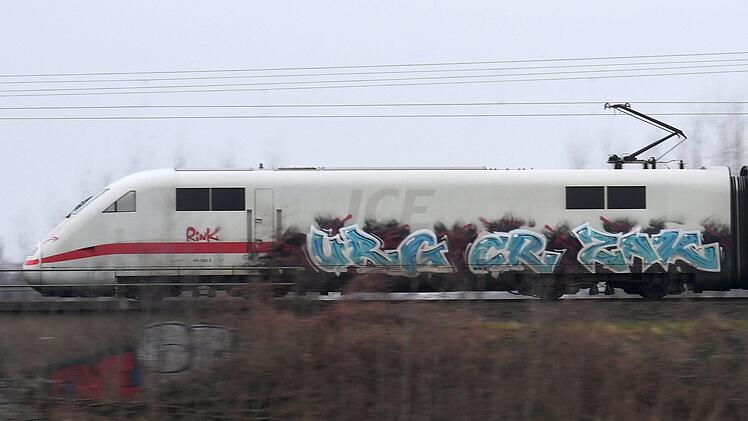 Laut internen Dokumenten, die der ARD vorliegen, sind nur 20 Prozent der ICE-Züge bei der Deutschen Bahn seien voll funktionsfähig. Foto: Holger Hollemann/dpa/dpa-Bildfunk