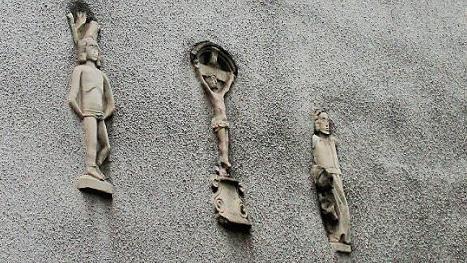 Die gotische Kreuzigungsgruppe an einer Hauswand in der Pfarrer-Weißenberger-Straße liegt abseits der Schlüsselfelder "Schauseite”.