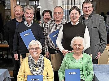 Ehrungen für langjährige Treue bei der CSU Kronach. Von links, Martin Bittruf, Heinz Kalb, Birgit Kestel, Günter Soja, Bürgermeisterin und CSU- Vorsitzende Angela Hofmann, Dritter Bürgermeister und CSU- Kreisvorsitzender Bernd Liebhardt, vorne sit...