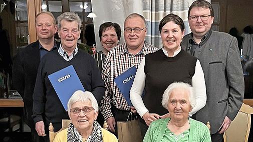 Ehrungen für langjährige Treue bei der CSU Kronach. Von links, Martin Bittruf, Heinz Kalb, Birgit Kestel, Günter Soja, Bürgermeisterin und CSU- Vorsitzende Angela Hofmann, Dritter Bürgermeister und CSU- Kreisvorsitzender Bernd Liebhardt, vorne sit...