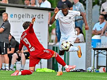Ebersdorfs Boris Nana Tonzi l&auml;sst Coburgs Norik H&ouml;hn ins Leere gr&auml;tschen. Der SC&nbsp;Sylvia war in der jungen Saison bereits zweimal erfolgreich. Hagen Lehmann