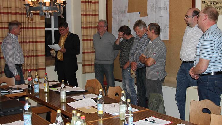 Mehrere Gemeinderäte wurde mit Geschenk und Urkunde verabschiedet.