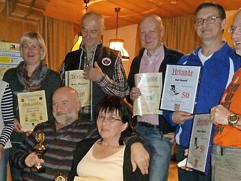 Siegerehrungen zum Jahresabschluss der Radtourenspezialisten der Radsportgruppe des TV Unterrodach: (stehend von links) Bruni Künzel, Heike Gleich, Reiner Pöhlmann, Hartmut Fleischmann, Ralf Brandl, Günter Künzel; (vorne sitzend) Helmut Michel und Christine Degelmann Foto: K.-H. Hofmann