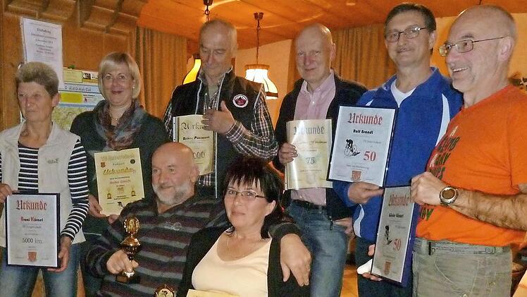 Siegerehrungen zum Jahresabschluss der Radtourenspezialisten der Radsportgruppe des TV Unterrodach: (stehend von links) Bruni Künzel, Heike Gleich, Reiner Pöhlmann, Hartmut Fleischmann, Ralf Brandl, Günter Künzel; (vorne sitzend) Helmut Michel und Christine Degelmann Foto: K.-H. Hofmann