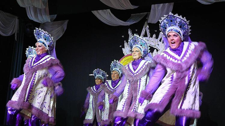 800 Jahre Lebenserfahrung - das Stanicher Weiberballett als Babuschkas. Foto: Klaus-Peter Wulf