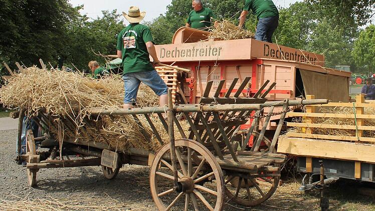 Das "Fierster Dreschteam" bei der historischen Dreschvorführung.