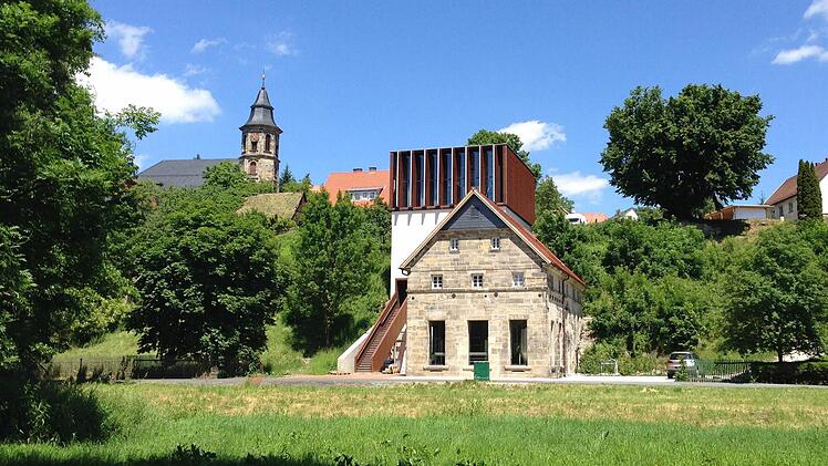 Neudrossenfeld wirbt unter anderem mit der Markgrafenkirche (Bild unten, im Hintergrund), dem Brau- und Eishaus (vorne), aber auch mit dem neuen Romain-Auen-Weg.