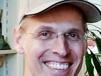 Mit Fußball hat Wolfgang Rosenberg nach eigenen Worten nicht so viel am Hut, doch während der EM drückte er Frankreich und Deutschland trotzdem kräftig die Daumen. Heute Abend hofft der Neustadter, der seit sieben Jahren in Paris lebt, auf ein faires Spiel. Die bessere Mannschaft gewinnen soll. Foto: privat