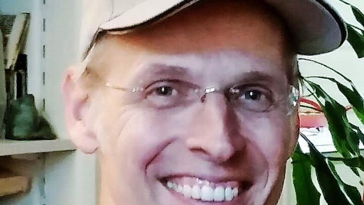 Mit Fußball hat Wolfgang Rosenberg nach eigenen Worten nicht so viel am Hut, doch während der EM drückte er Frankreich und Deutschland trotzdem kräftig die Daumen. Heute Abend hofft der Neustadter, der seit sieben Jahren in Paris lebt, auf ein faires Spiel. Die bessere Mannschaft gewinnen soll. Foto: privat