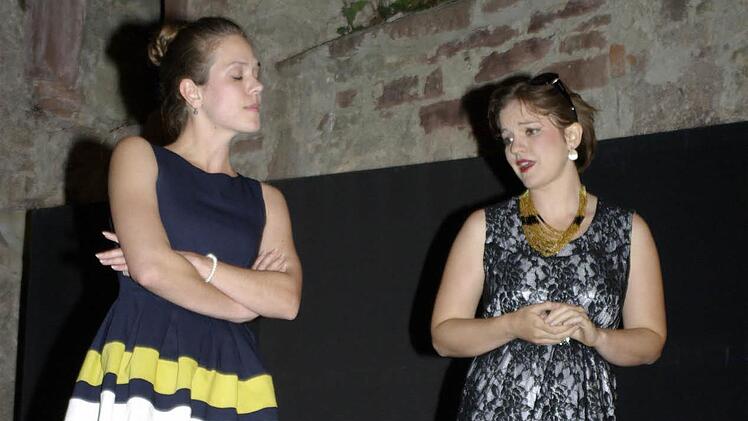 Jugendliche Schwärmerei gegen weibliche Lebenserfahrung: Cecily (links Nathalie Folz) und Gwendolen (rechts Nora Hetzelt). Foto: Ehling