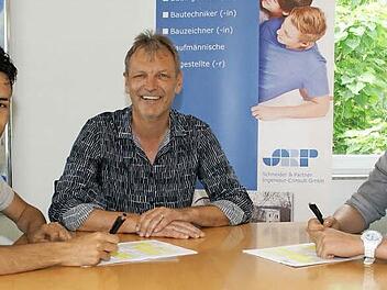 Unterschrift für einen neuen Lebensabschnitt: In Zeil beginnen am 1. September ihre Ausbildung zum Bauzeichner Julian Kehl aus Zeil (rechts) und Hani Shaker aus Mossul (links). Chef Hans-Joachim Brandt hat für den jungen Flüchtling einen Ausbildungsplatz geschaffen.  Fotos: Sabine Weinbeer