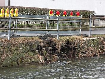 Die an der Ufermauer entstandene Lücke soll so schnell wie möglich ausgebessert werden. Derzeit verhindert aber noch der hohe Wasserpegel, dass mit den Arbeiten begonnen werden kann. Foto: privat