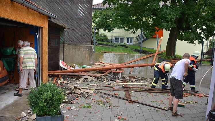 Dachteile fliegen in Großbardorf durch die Gegend.Foto: Hanns Friedrich