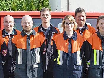 Diese Heubacher Feuerwehrleute legten erfolgreich die Leistungsprüfung ab; von links im Bild sind Schiedsrichter Uwe Kern, Kreisbrandmeister Jonas Ludewig, Timo Baiersdörfer, Zweiter Kommandant Michael Dinkel, Marc Breilyk, Martin Angermüller, Ruth Becker, Stefan Mönch, Susanna Heim, Thomas Limpert, Kommandant Bastian Hauck und Kreisbrandinspektor Thomas Habermann. Foto: privat