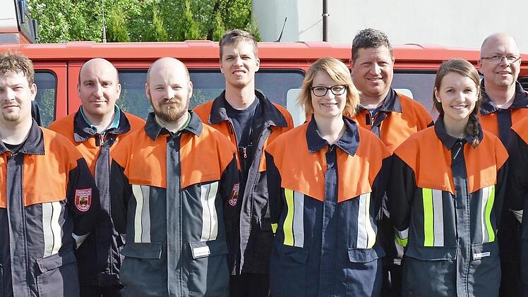 Diese Heubacher Feuerwehrleute legten erfolgreich die Leistungsprüfung ab; von links im Bild sind Schiedsrichter Uwe Kern, Kreisbrandmeister Jonas Ludewig, Timo Baiersdörfer, Zweiter Kommandant Michael Dinkel, Marc Breilyk, Martin Angermüller, Ruth Becker, Stefan Mönch, Susanna Heim, Thomas Limpert, Kommandant Bastian Hauck und Kreisbrandinspektor Thomas Habermann. Foto: privat