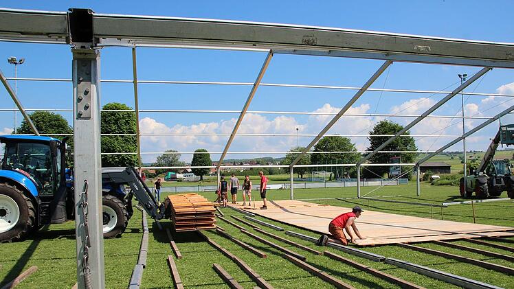 Si lief der Zeltaufbau für die Feier zum 55-jährigen Bestehen der Landjugend Meeder.