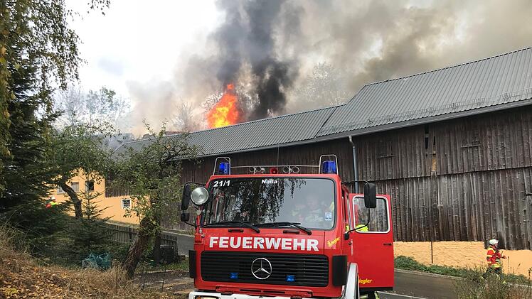 Auf einem Bauernhof in Oberfranken ist am Donnerstagvormittag ein Feuer ausgebrochen. Foto: NEWS5 / Fricke
