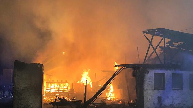 Zu einem Brand in einer Schreinerei kam es  im Burghaslacher Ortsteil Breitenlohe. Bei der Bekämpfung des Feuers wurden die Kräfte von weiteren Wehren aus dem Nachbarlandkreis Bamberg unterstützt. Foto: NEWS5 / Merzbach