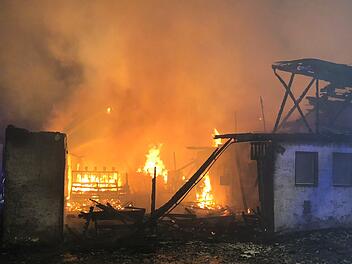 Zu einem Brand in einer Schreinerei kam es  im Burghaslacher Ortsteil Breitenlohe. Bei der Bekämpfung des Feuers wurden die Kräfte von weiteren Wehren aus dem Nachbarlandkreis Bamberg unterstützt. Foto: NEWS5 / Merzbach
