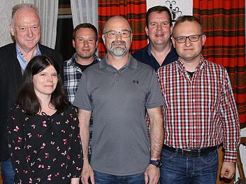 Der Vorstand des Sängerkranzes Reichenbach wurde fast komplett  wiedergewählt. Unser Bild zeigt (von links) Bürgermeister Helmut Blank,   2. Vorsitzende Esther Mahr, Stadtrat und Ortsreferent Fabian Nöth, 1.  Vorsitzender Lothar Hillenbrand, Kassier Marco Wache und Schriftführer  Sebastian Nöth. Foto: Dieter Britz