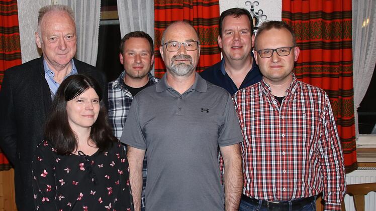 Der Vorstand des Sängerkranzes Reichenbach wurde fast komplett  wiedergewählt. Unser Bild zeigt (von links) Bürgermeister Helmut Blank,   2. Vorsitzende Esther Mahr, Stadtrat und Ortsreferent Fabian Nöth, 1.  Vorsitzender Lothar Hillenbrand, Kassier Marco Wache und Schriftführer  Sebastian Nöth. Foto: Dieter Britz
