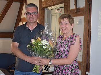 Der Dritte  Bürgermeister Andreas Pfister verabschiedet die Seniorenbeauftragte Gisela Norbach. Foto: Petra Malbrich