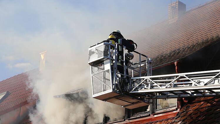 Im Dachstuhl eines Gasthauses im Stegauracher Gemeindeteil Höfen ist am Freitagvormittag (9. April 2021) ein Feuer ausgebrochen.