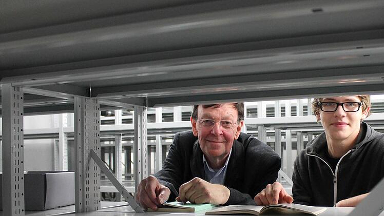 Noch sind  die Regale leer: Dieter Sternecker, Leiter des Stadtarchivs, und sein Praktikant Sergij Schill im neuen Stadtarchiv. Fotos: Benedikt Borst