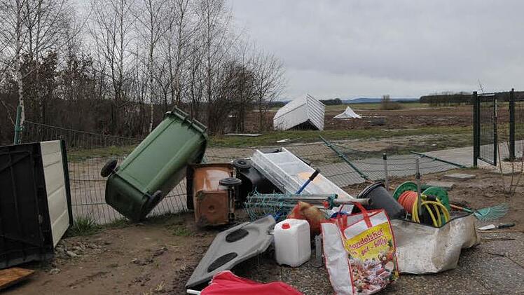 Auf dem Grundstück der Familie Förster wirbelte die Windhose vieles durcheinander. Foto: Meister