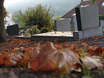 Idyllisch oder ärgerlich? Der Friedhof in der Fuldaer Straße zeigt sein herbstliches Gewand. Foto: Ulrike Müller