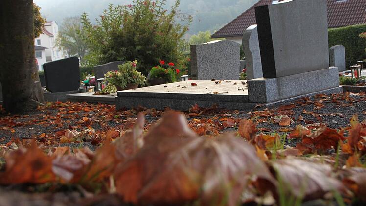 Idyllisch oder ärgerlich? Der Friedhof in der Fuldaer Straße zeigt sein herbstliches Gewand. Foto: Ulrike Müller